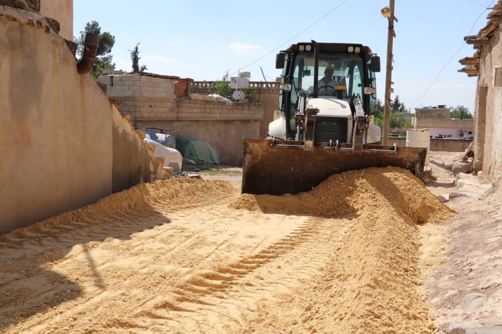 Karaköprü kırsalında yollar tozdan ve çamurdan kurtarılıyor