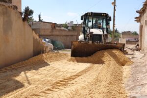 Karaköprü kırsalında yollar tozdan ve çamurdan kurtarılıyor