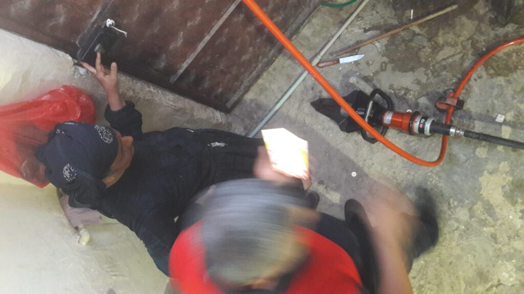 Akçakale’de Parmağı kapıya sıkışan kadını itfaiye kurtardı