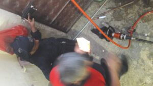 Akçakale’de Parmağı kapıya sıkışan kadını itfaiye kurtardı