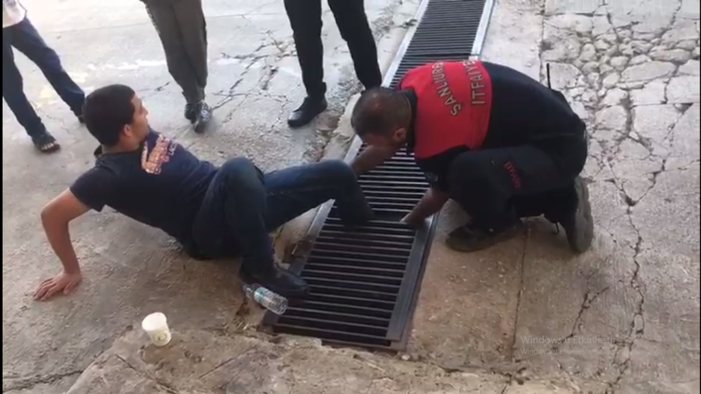 Şanlıurfa’da ayağı mazgala sıkışan genci itfaiye ekipleri kurtardı