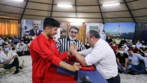 Bakan Varank Şanlıurfa’da milli sporcuyla bilek güreşi yaptı