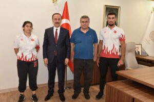 Vali Erin, Kick Boks Şampiyonlarını Ödüllendirdi