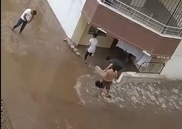 Şanlıurfa’da Evine su giren kadın gözyaşlarına boğuldu