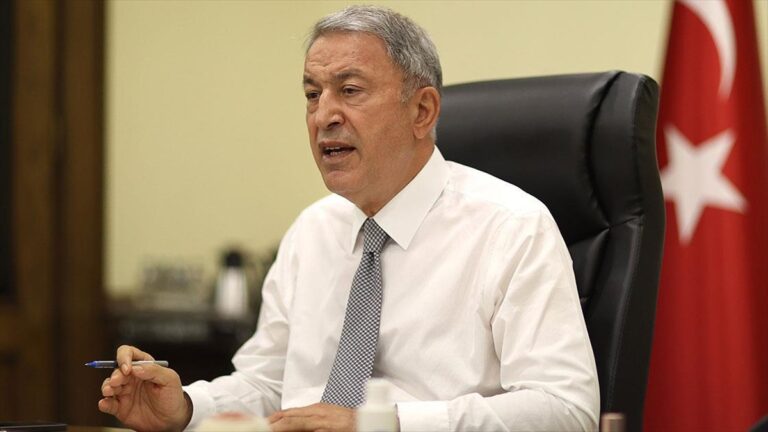 Bakan Akar: TSK yangınla mücadelede her zaman, her yerde milletinin emrinde