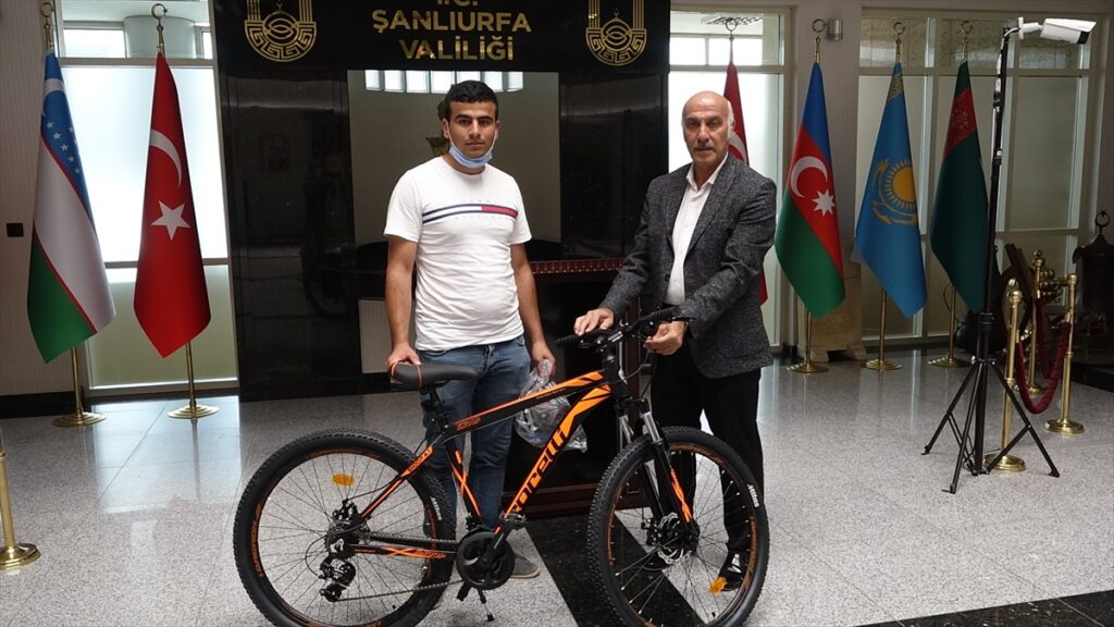 Şanlıurfa’da Kovid-19 aşısı yaptıran gençler, çekilişle kazandıkları hediyelerini alıyor