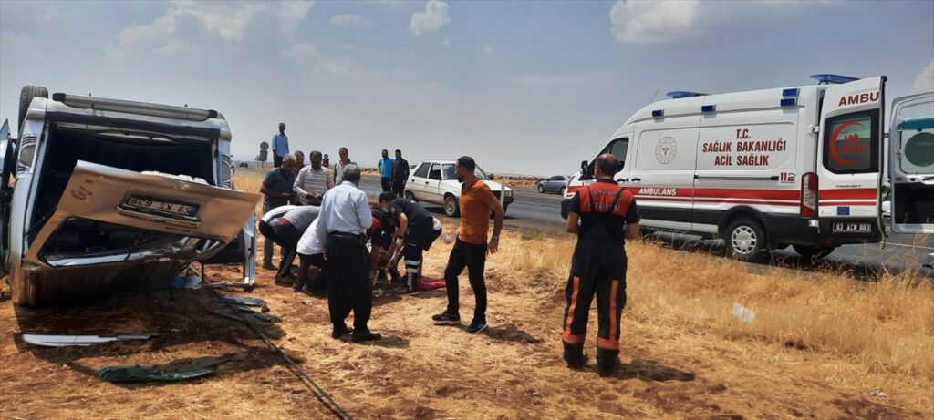 Şanlıurfa’da hafif ticari araç şarampole devrildi: 2 yaralı
