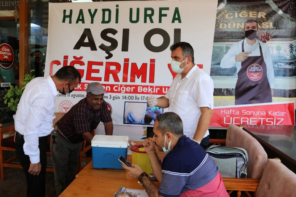 Şanlıurfa’da bir restoranda Kovid-19 aşısı olanlara ciğer kebabı ikram ediliyor