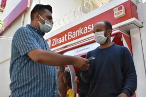 Şanlıurfa’da güvenlik görevlisi ATM’de bulduğu parayı sahibine ulaştırdı