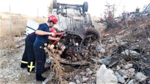 Şanlıurfa’da hafif ticari araç şarampole devrildi: 3 yaralı