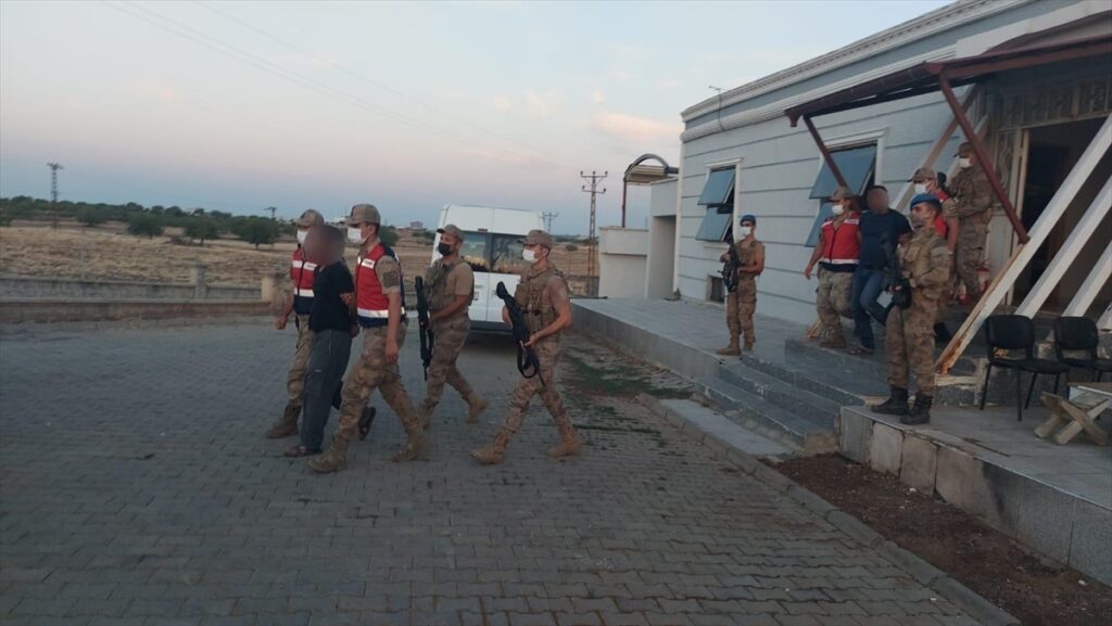 Diyarbakır’da bir kişinin öldüğü silahlı kavgaya ilişkin Siverek’te yakalanan firari iki zanlı tutuklandı