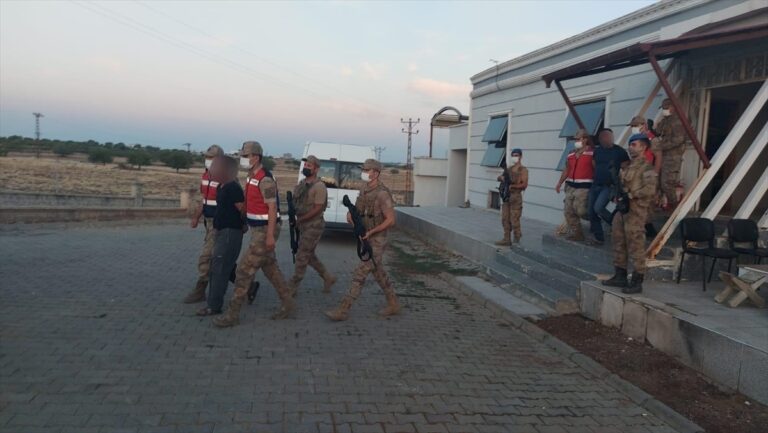 Diyarbakır’da bir kişinin öldüğü silahlı kavgaya ilişkin Siverek’te yakalanan firari iki zanlı tutuklandı