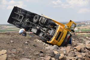 Şanlıurfa’da tırın şarampole devrilmesi sonucu 3 kişi yaralandı