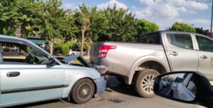 Şanlıurfa’da kamyonet ile otomobil çarpıştı