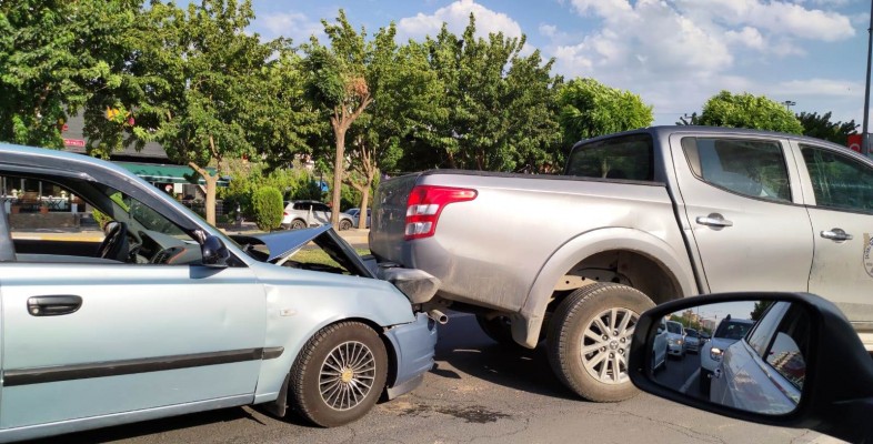 Şanlıurfa’da kamyonet ile otomobil çarpıştı