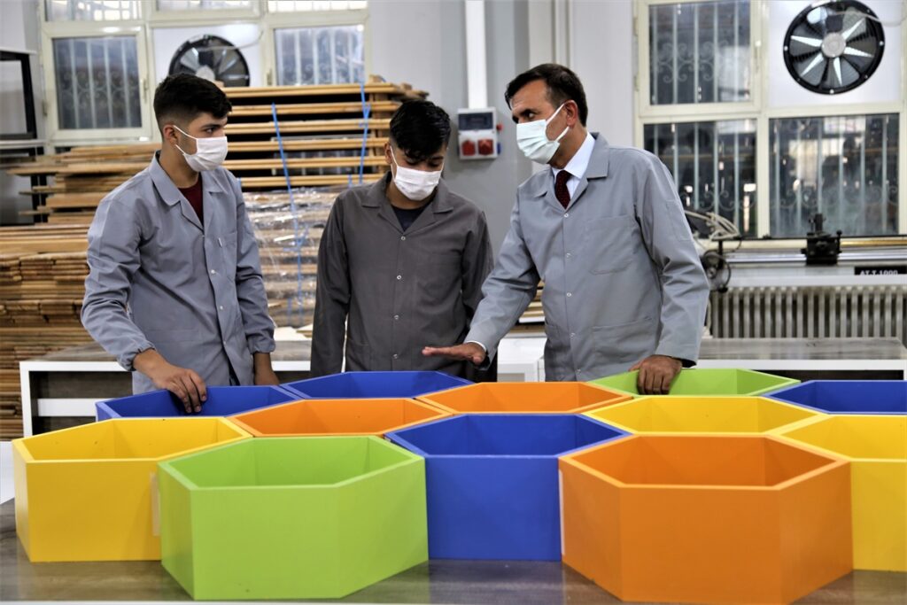 Şanlıurfa’da meslek lisesi öğrencileri yaptıkları üretimle ekonomiye katkı sağlıyor