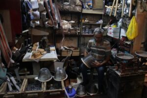 Şanlıurfa’da Sıcak havada yılan kapanlarına talep arttı