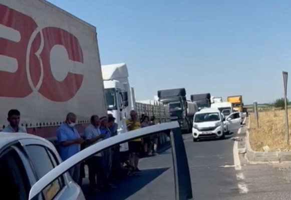 Şanlıurfa’da DEDAŞ’ı protesto eden çiftçiler yol kapattı