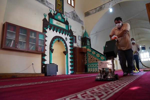 Siverek’te ibadethaneler dezenfekte edildi