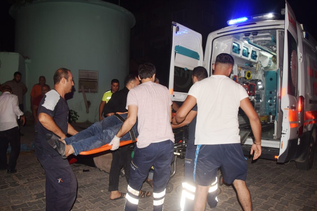 Şanlıurfa’da otomobil ile çarpışan motosikletteki 3 kişi yaralandı