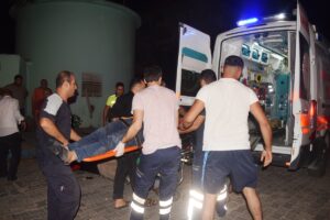 Şanlıurfa’da otomobil ile çarpışan motosikletteki 3 kişi yaralandı