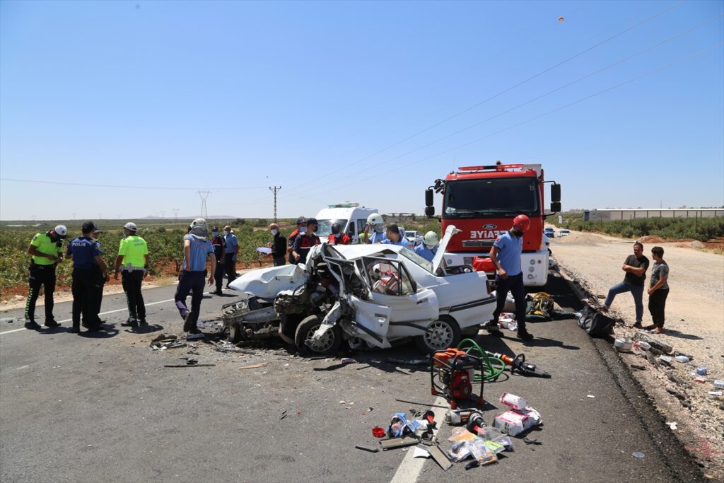 Gaziantep Şanlıurfa karayolunda 2 otomobil çarpıştı: 1 ölü, 2 yaralı