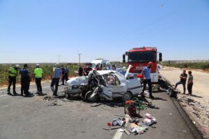 Gaziantep Şanlıurfa karayolunda 2 otomobil çarpıştı: 1 ölü, 2 yaralı