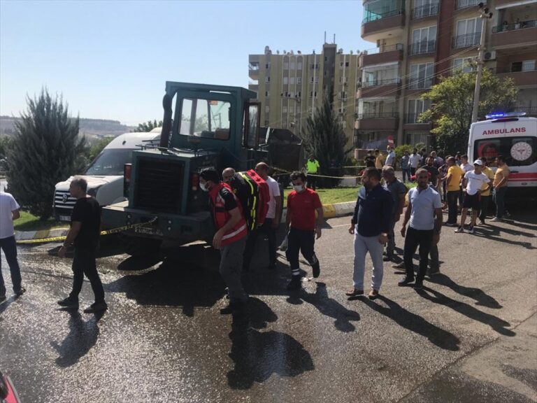 Şanlıurfa’da öğrenci servisiyle iş makinesi çarpıştı: 10 yaralı