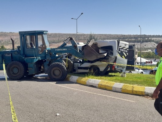Şanlıurfa’da Öğrenci servisine çarpan kepçenin operatörü tutuklandı