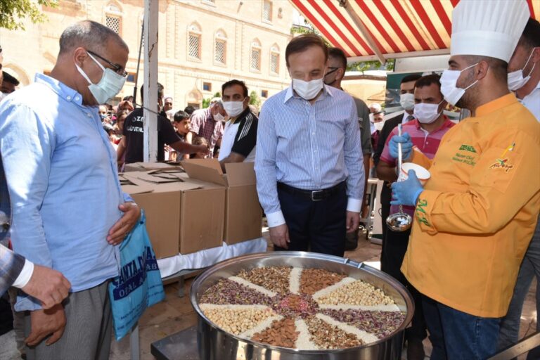 Şanlıurfa’da vatandaşlara aşure ikram edildi