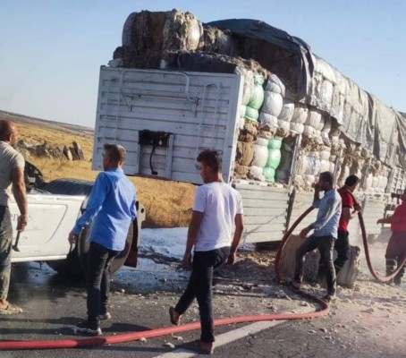 Şanlıurfa’da balya yüklü TIR aniden alev aldı