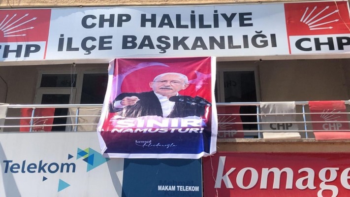 Şanlıurfa’da CHP, parti binalarına ‘Sınır Namustur’ pankartı astı
