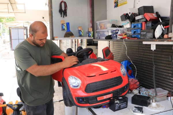 Urfa’nın tek oyuncak akülü araba tamircisi talebe yetişemiyor