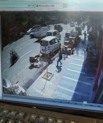 Urfa’da bebek arabasını yola düşmekten son anda kurtardı