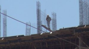 Şanlıurfa’da Tedbirsiz çalışan inşaat işçileri yürekleri ağza getirdi