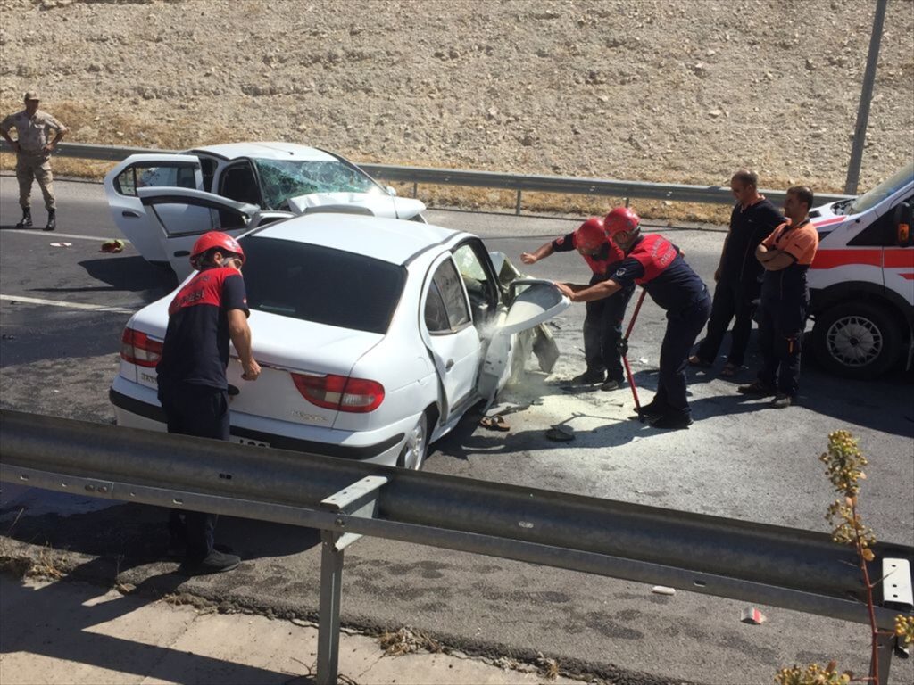 Şanlıurfa’da iki otomobil çarpıştı: 6 yaralı