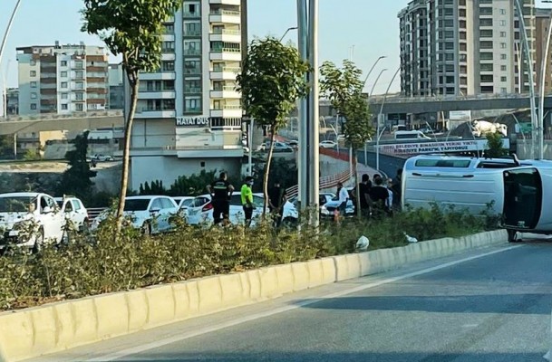 Şanlıurfa’da otomobil ile hafif ticari araç çarpıştı