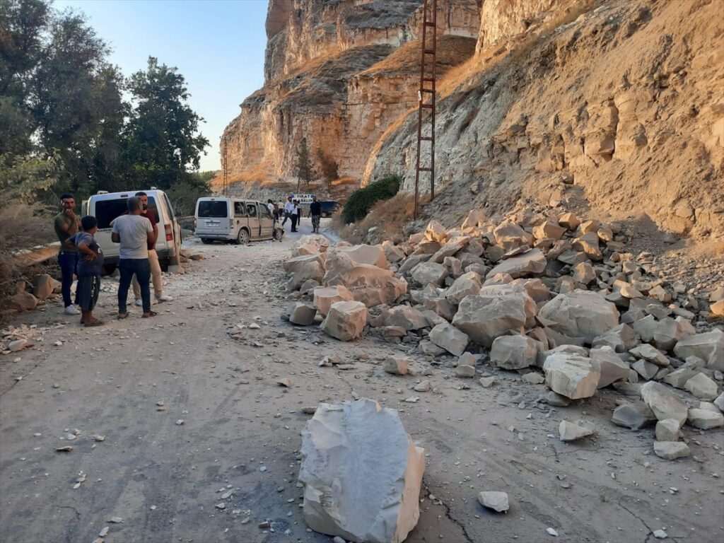 Birecik-Halfeti yolu heyelan nedeniyle trafiğe kapandı