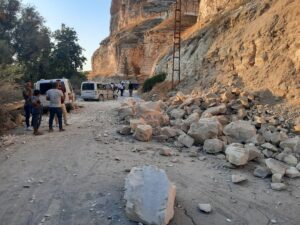 Birecik-Halfeti yolu heyelan nedeniyle trafiğe kapandı