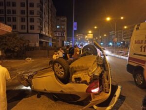 Şanlıurfa’da Direğe çarpan otomobil takla attı: 2 yaralı