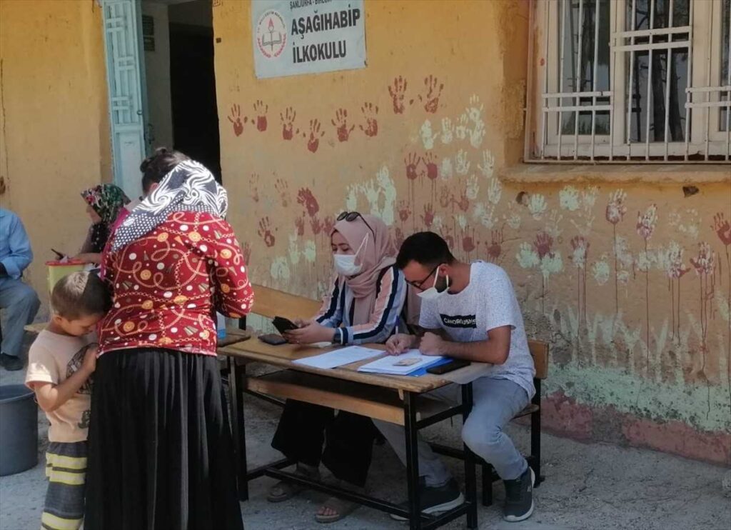 Şanlıurfa’da aşı çalışmalarına destek veren köylüler çevresindekileri de teşvik ediyor
