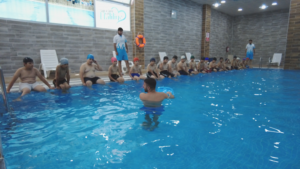 Haliliye’de çocuklar yüzme öğreniyor