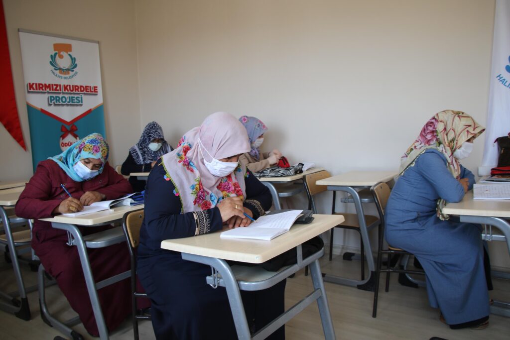 Haliliye’de kadınlar okuma öğrenirken, çocukları kreşte eğitim alıyor