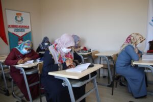 Haliliye’de kadınlar okuma öğrenirken, çocukları kreşte eğitim alıyor