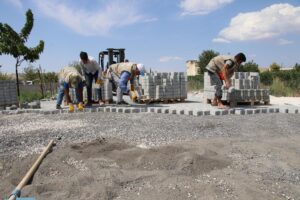 Haliliye’de, iki mahallede kilitli beton parke çalışması