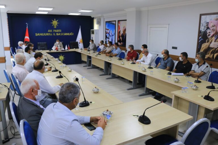 30 Mahalle Muhtarı Urfa’nın Sorunlarını dile getirmek İçin AK Parti’ye Çıkarma Yaptı