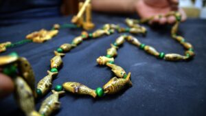 Konyalı ustanın Hz. İbrahim’in kıssasını nakşettiği tespih, otomobil parasına satıldı