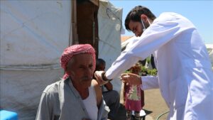 Mevsimlik tarım işçilerine çadırlarında aşı hizmeti