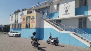 AK Parti Eyyübiye İlçe Başkanlığı önünde kavga: 1 gözaltı