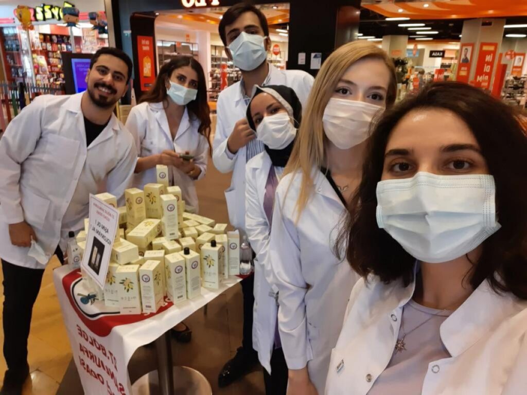 Şanlıurfa’da Aşı olana kolonya hediye ettiler